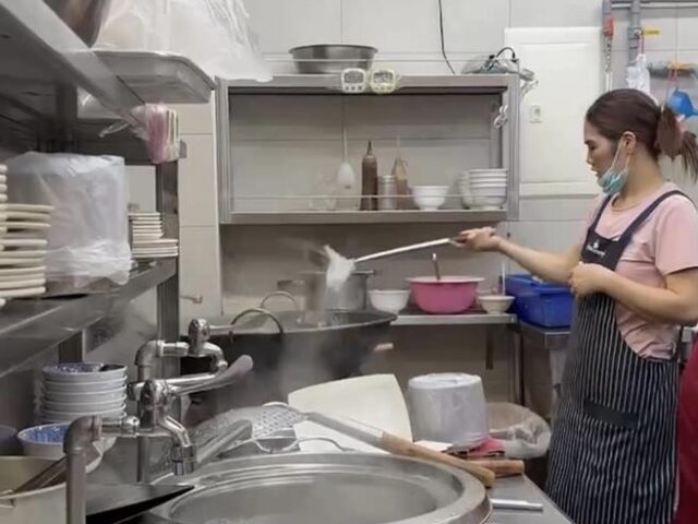 台灣新聞通訊社-宜蘭名店水餃下鍋驚見「塑膠袋一起煮」！網友嚇壞：神祕配方？