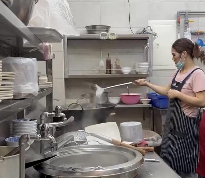 台灣新聞通訊社-宜蘭名店水餃下鍋驚見「塑膠袋一起煮」!網友嚇壞:神祕配方?