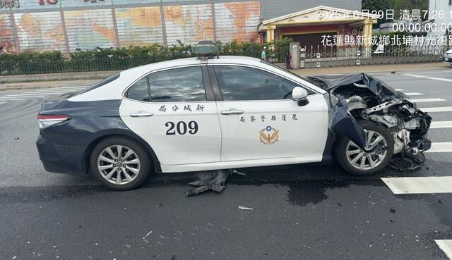 台灣新聞通訊社-警察意外！花蓮23歲警下班前恍神追撞大車   警車全毀慘況曝