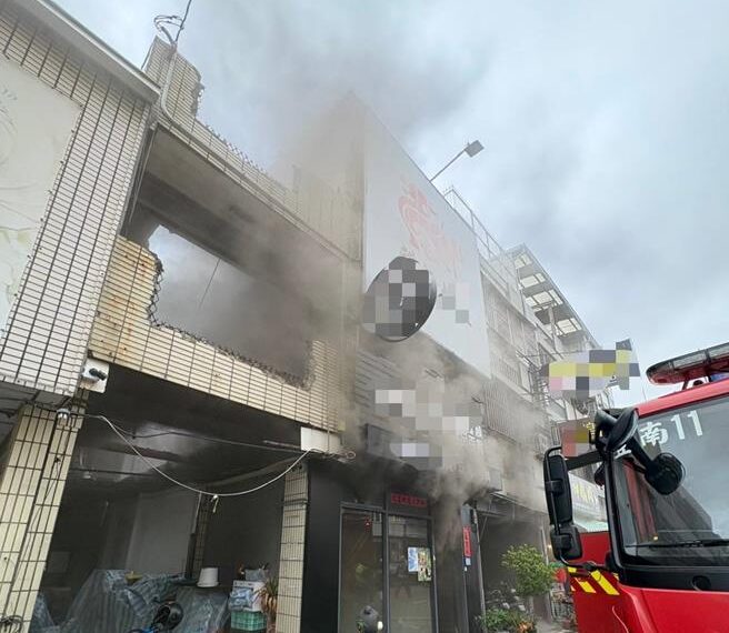 台灣新聞通訊社-紙箱堆積釀禍？豐原成功路民宅火警　消防局急馳援