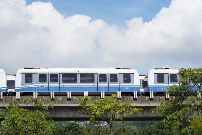 台灣新聞通訊社-北捷文湖線也爆異常 旅客全被請下車！月台塞爆