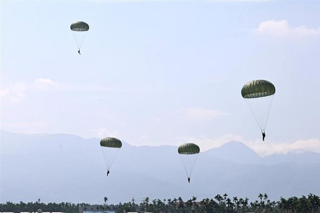 台灣新聞通訊社-大頭兵回憶》空特傘兵剽悍養成記 竟成在地「小小蜜蜂」日常小確幸