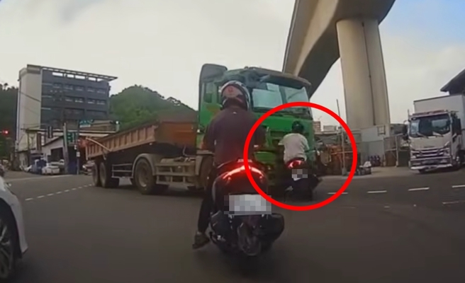台灣新聞通訊社-驚險3秒！20歲男騎士「盲目直衝」撞聯結車 網：感謝學長不殺之恩