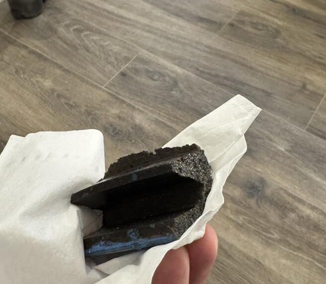 台灣新聞通訊社-絕命終結站!高雄工地零件噴飛 住家遭破窗轟炸畫面曝