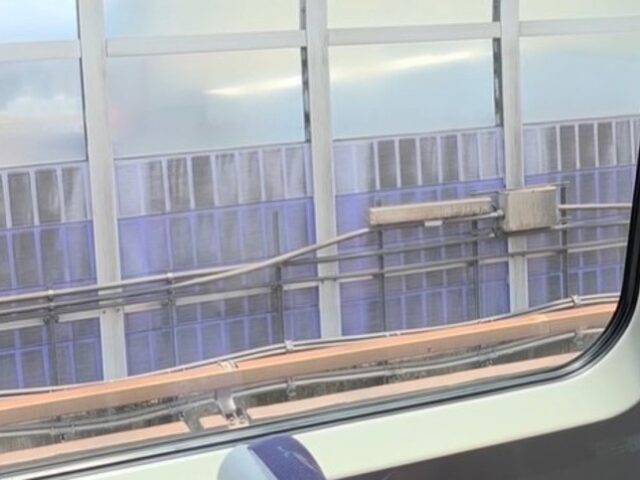 台灣新聞通訊社-桃捷爆系統異常「列車突停駛」 旅客哀：怕趕不上飛機