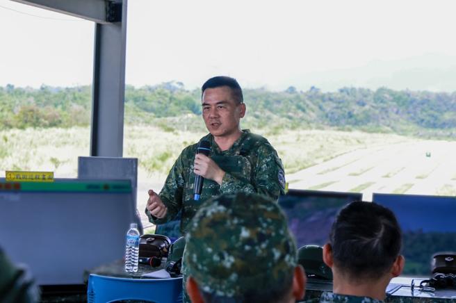 台灣新聞通訊社-呂坤修視導無人機實彈射擊訓練 勉深化不對稱作戰能量