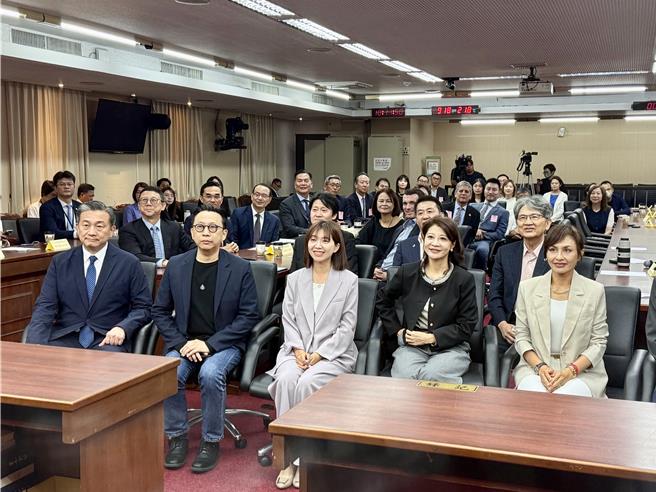 台灣新聞通訊社-跨黨派立委成立「立法院國際投資台灣促進會」藍委:感謝賴總統最近在能源政策有新想法