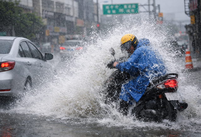 台灣新聞通訊社-豪雨積水成馬路陷阱！ 機車族遭「髒水洗禮」怒喊：請將心比心