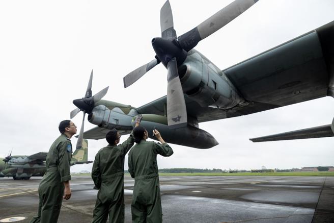 台灣新聞通訊社-【軍旅職人】C-130H飛行官 國軍空中運輸最可靠力量