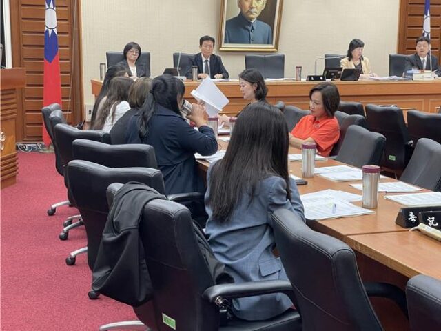 台灣新聞通訊社-5歲納義務教育？藍綠立委激辯 立院拍板先辦公聽會