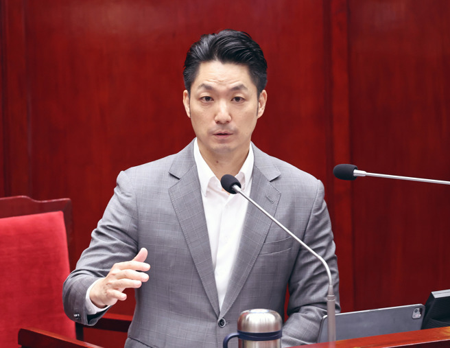 台灣新聞通訊社-綠營民代「蘇貞昌化」？蔣萬安備詢看iPad遭酸 藍議員批：監督還是找碴