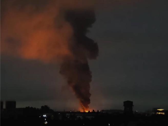 台灣新聞通訊社-岡山夜間巨大爆炸聲響! 廢金屬廠全面燃燒傷亡不明