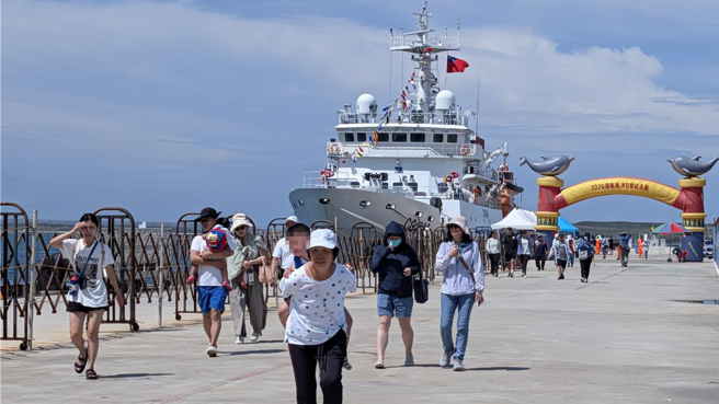 台灣新聞通訊社-駕駛艙也放綠色乖乖!澎湖最大連江艦首開放 必看亮點曝光