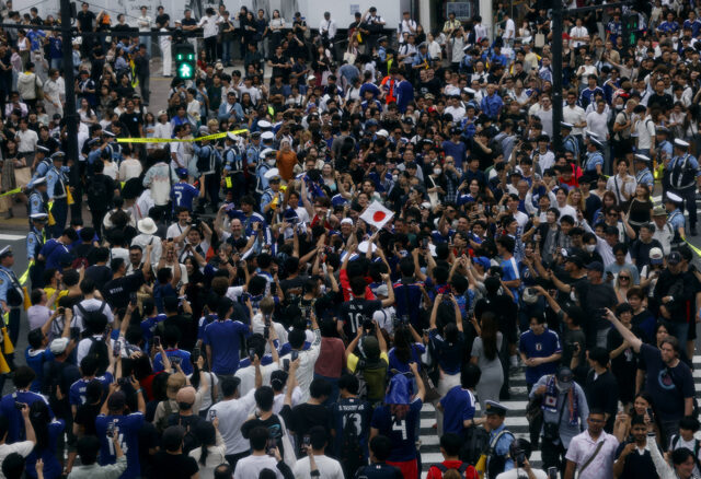 台灣新聞通訊社-4球完封突尼西亞！日足球迷塞爆澀谷 大阪急架防護幕防跳河