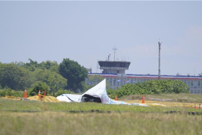 台灣新聞通訊社-T-34C墜機現場軍方蓋起帆布 2飛官家屬上午低調招魂