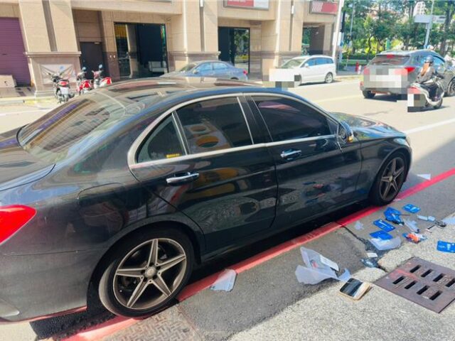 台灣新聞通訊社-紅線違停賓士女擦撞路怒哥！引爆當街砸車傷人 警方出手了