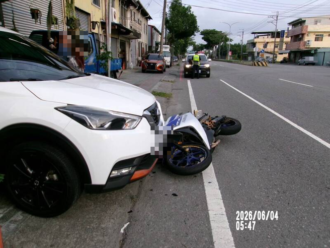 台灣新聞通訊社-黑狗闖車道害重機慘摔 肇事犬竟「地板動作」 網歪樓:嘻哈魂上身