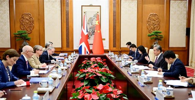 台灣新聞通訊社-王毅會英外相 稱雙方各領域交往合作「全面恢復」