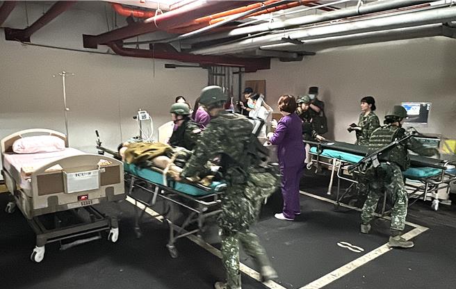 台灣新聞通訊社-金門首辦「軍公民營醫療整合演練」 無電低光救護戰傷獲「90分」評價