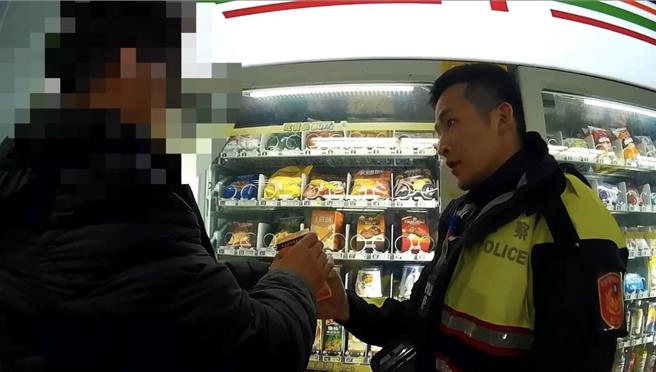 台灣新聞通訊社-男高中生恍惚逗留捷運站頻喊「給我水」 南港警掏腰包補體力助返家