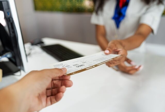 台灣新聞通訊社-血壓飆200強搭飛機 「走著上去躺著下來」高空嚴禁巨嬰任性