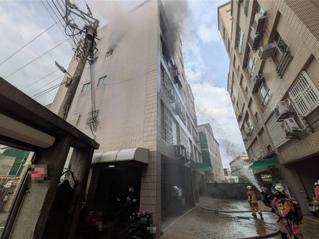 台灣新聞通訊社-影》炎炎午後新竹住宅大火 4人受困搶救中
