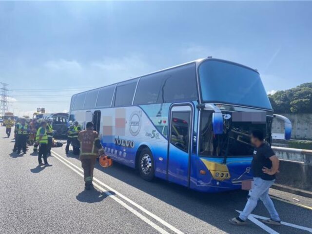 台灣新聞通訊社-國1桃園段大小4車連環撞11傷！備戰操演軍用小巴女駕駛受困