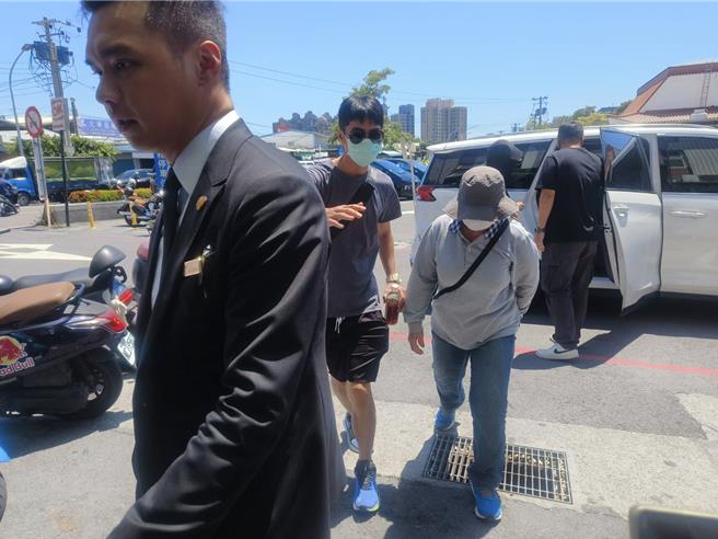 台灣新聞通訊社-2殉職飛官下午解剖釐清死因 盧季佑家屬哀痛不語抵達相驗中心