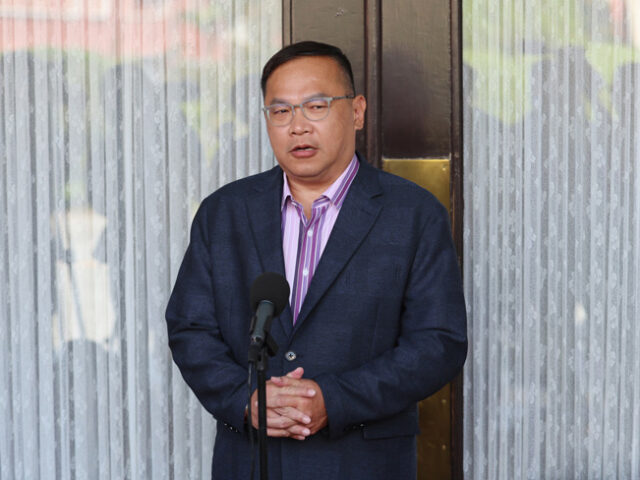 台灣新聞通訊社-被王義川點名「臭俗辣、機器人」 粉專反擊：沒人能贏過你