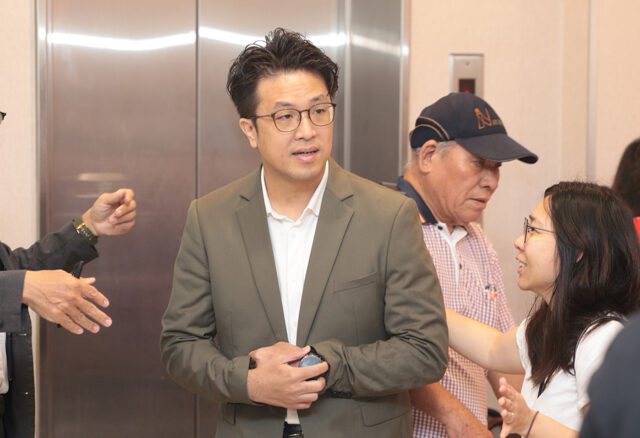 台灣新聞通訊社-沈伯洋喊行銷水果到「無政治前提國家」 徐弘庭：有沒有想到你爸