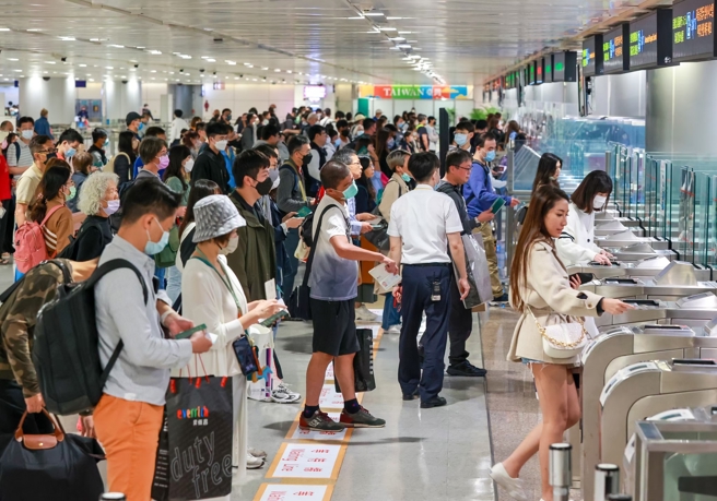 台灣新聞通訊社-堵截伊波拉！2國居民禁入90天 入境者啟動自願採血新措施