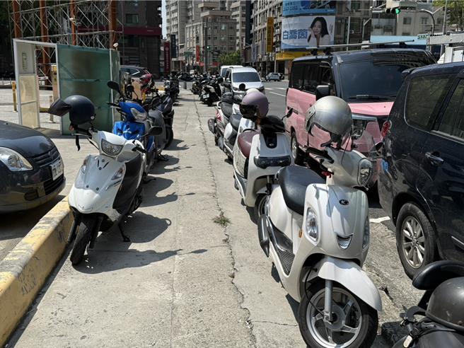 台灣新聞通訊社-高雄「皮克敏」難玩！遭轟人行道障礙物超多 寸步難行