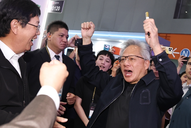 台灣新聞通訊社-黃仁勳喊「你要學台語」掀熱議 客委會盼邀他出席語言大會
