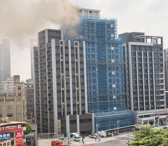 台灣新聞通訊社-快訊》蘆洲高樓建案「17樓冒濃煙火光」 3工人逃頂樓待救