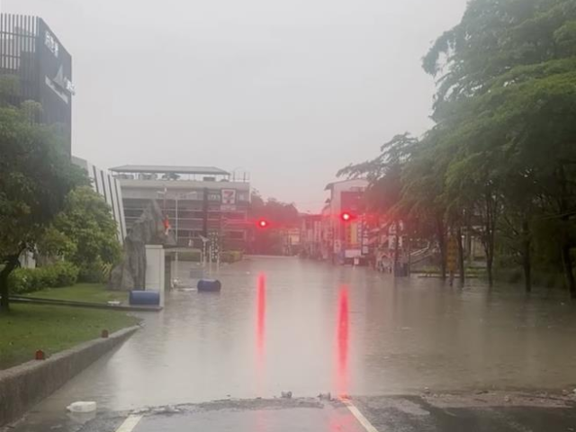 台灣新聞通訊社-高雄地獄級雨彈狂襲 月世界慘變水世界、翠華路變翠華河