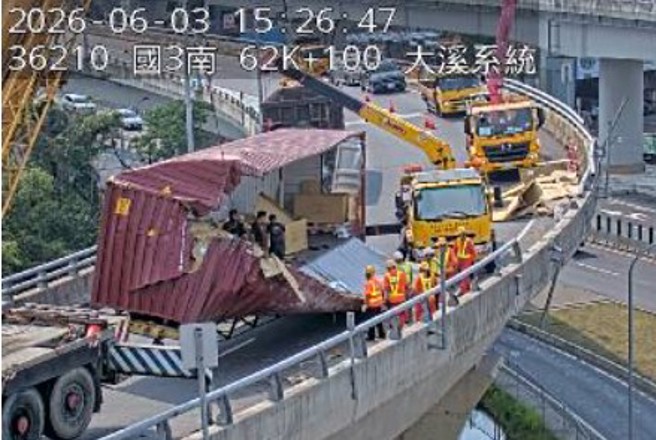 台灣新聞通訊社-快改道！台65接國3北上 貨櫃車匝道翻車「封閉中」