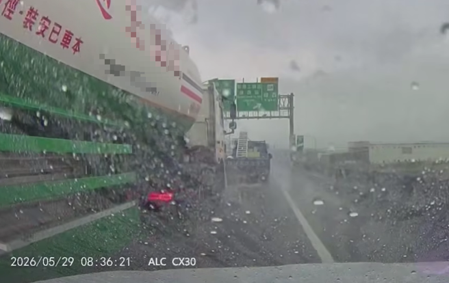 台灣新聞通訊社-暴雨驚悚片!台61化學槽車「S型鬼切」高速逼車 網轟:根本謀殺
