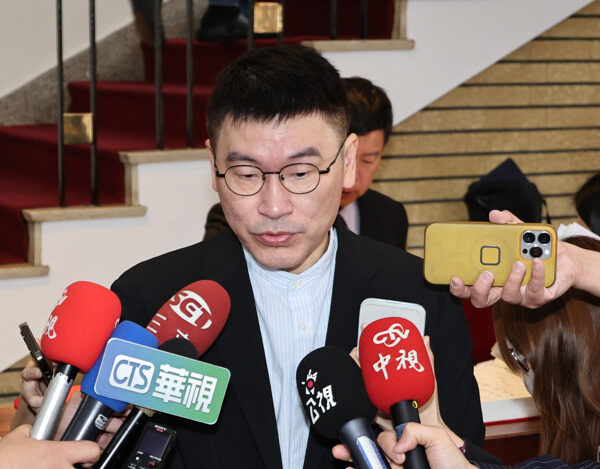 台灣新聞通訊社-梁文傑稱鳳梨釋迦「仰中共鼻息」 他酸：還去對岸酒店嗎