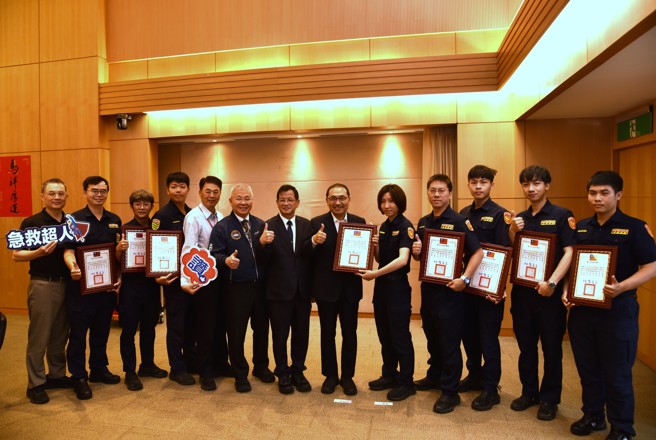 台灣新聞通訊社-警消協力、成功救命！ 新北侯市長表揚讚許