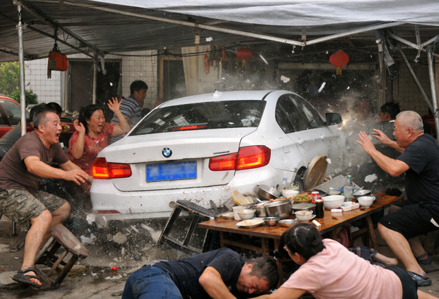 台灣新聞通訊社-女開BMW倒車撞進「雨棚」 喪家閃避不及！釀1死7傷