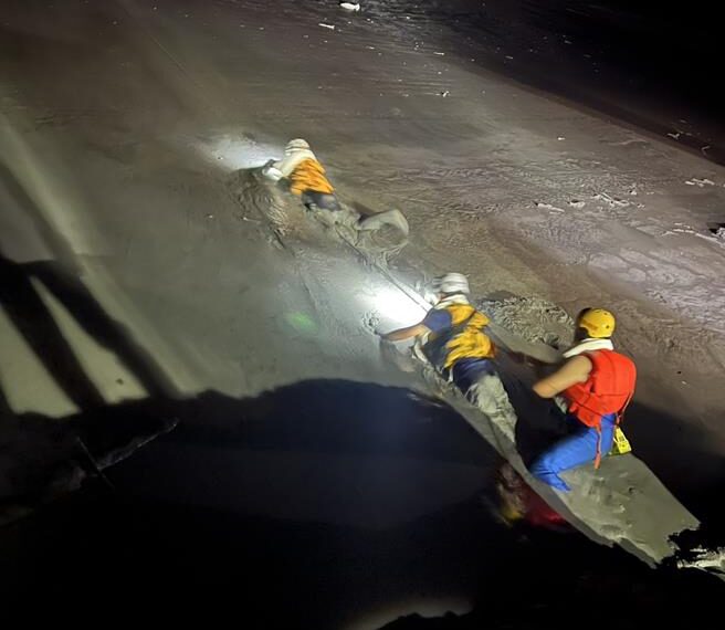 台灣新聞通訊社-驚險直擊!遭暴洪沖走9公里 馬太鞍溪工地主任剩「頭」露出泥砂
