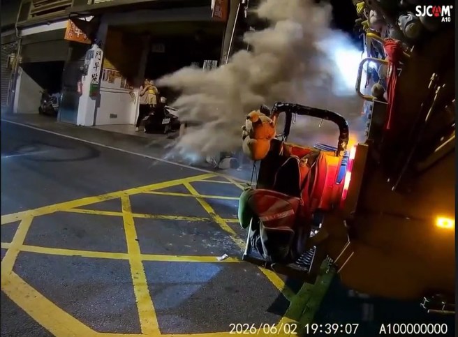 台灣新聞通訊社-垃圾車驚傳「連環爆」！壓縮瞬間狂噴香灰　民眾嚇傻急閃避