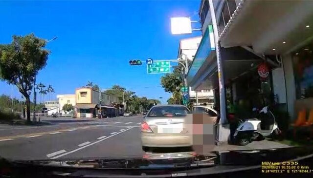 台灣新聞通訊社-4歲女童跌車外險遭輾！警找到無照小阿姨開罰並通報兒保