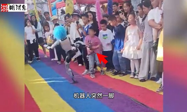 台灣新聞通訊社-機器人武術表演突失控？　男童遭飛踢腹部痛蹲地