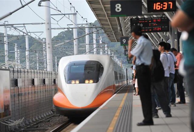 台灣新聞通訊社-高鐵深夜出包！沒燈沒冷氣停駛  官方證實供電異常