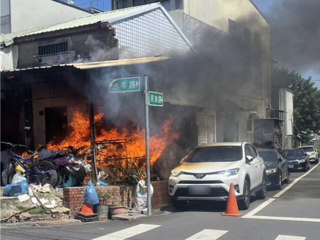 台灣新聞通訊社-彰化民宅前堆置回收物突起火   路旁休旅車慘遭波及