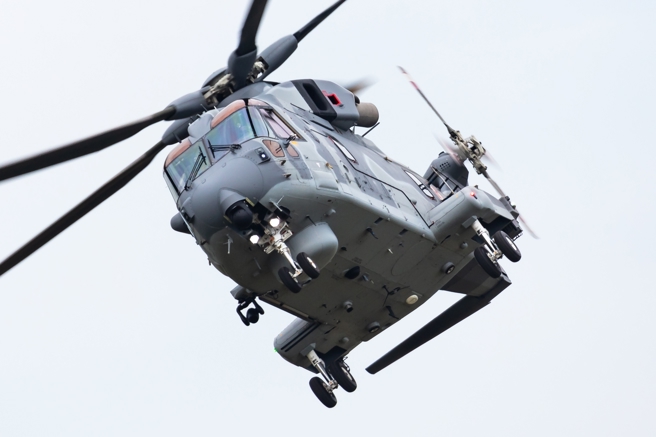 台灣新聞通訊社-凌晨巨響！英皇家海軍直升機墜毀 機組員生死未卜