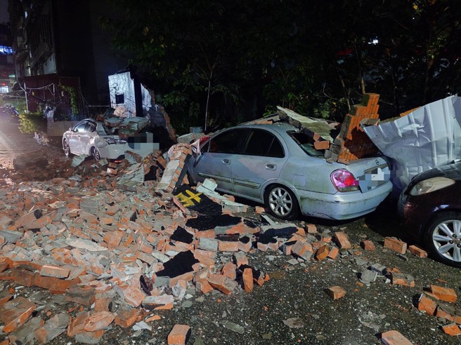 台灣新聞通訊社-老舊圍牆不敵連日雨倒塌 林口3車無辜遭壓損