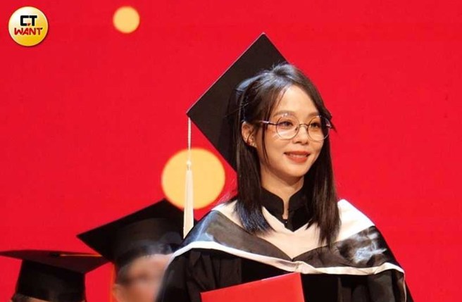 台灣新聞通訊社-孫淑媚碩士帽戴法掀熱議 公開道歉：造成錯誤示範