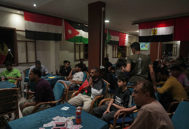 台灣新聞通訊社-世足》加薩難民在廢墟看轉播 力挺西班牙、埃及而不挺沙烏地